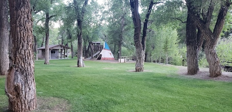 Habitación doble, 1 habitación, cocina básica | Vistas al jardín. Stagecoach Inn & Suites