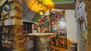 Un intérieur rustique avec des murs en briques apparentes, un comptoir en pierre et un vélo accroché au mur.