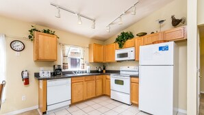 Private kitchen - Ocean Florida Villas (Davenport)