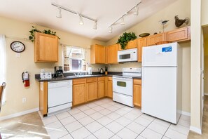 Full-size fridge, microwave, stovetop, dishwasher - Ocean Florida Villas (Davenport)