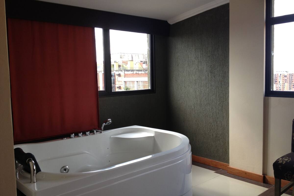 Deluxe Apartment | Jetted bathtub