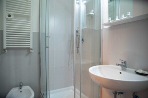 Shower, free toiletries, hair dryer, bidet - Romerooms (Rome)