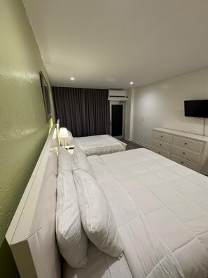 In-room safe, blackout curtains, iron/ironing board, WiFi - Stardust Hotel (Miami Beach)