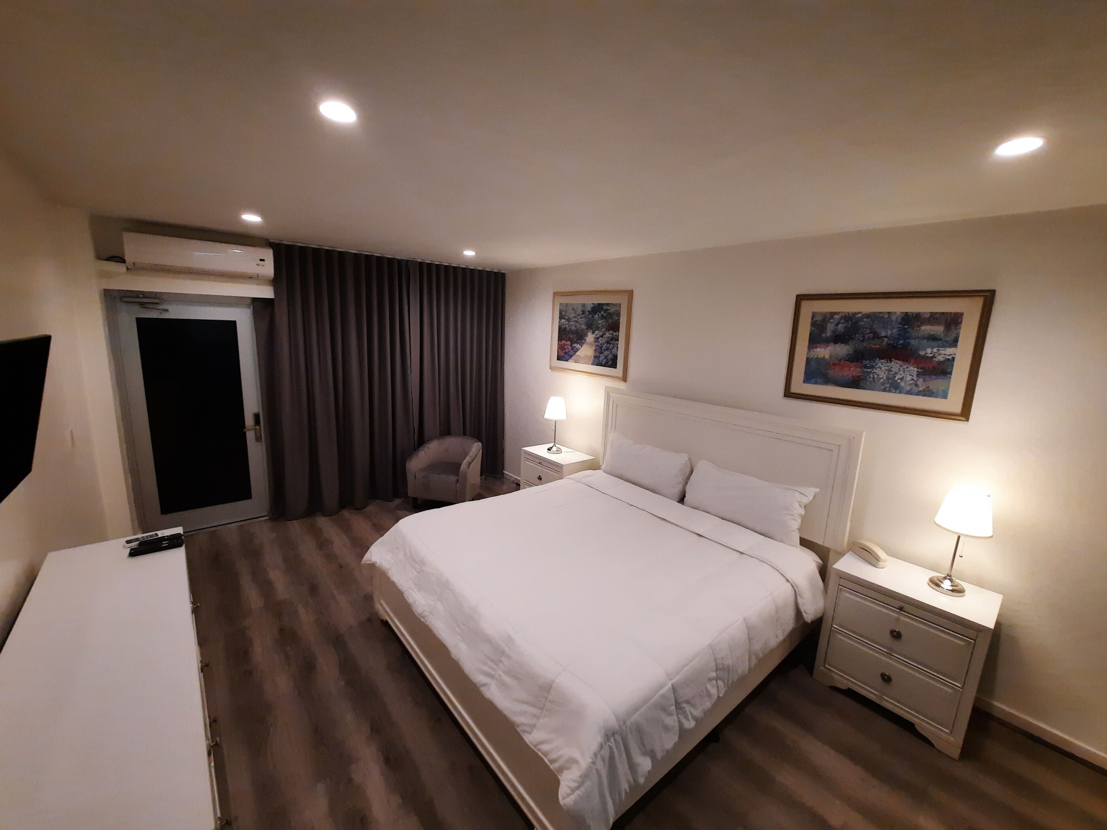 开间, 1 张特大床 | 客房内保险箱、遮光窗帘、熨斗/熨衣板、WiFi