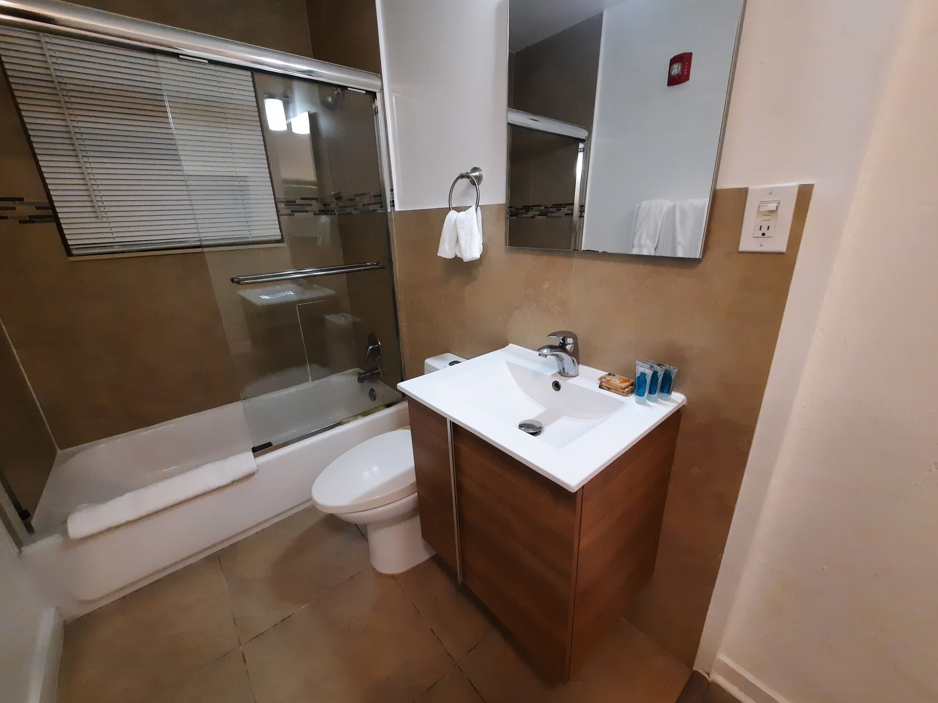 Bañera con ducha, artículos de tocador gratuitos, secador de pelo