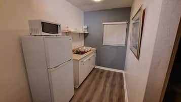 Studio, 1 King Bed | Private kitchen | Microwave, coffee/tea maker, toaster, cookware/dishes/utensils