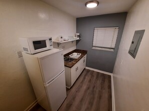 Microwave, coffee/tea maker, toaster, cookware/dishes/utensils - Stardust Hotel (Miami Beach)