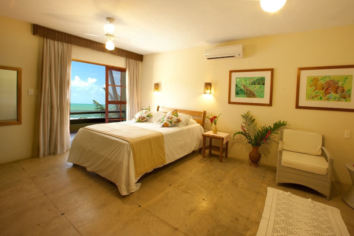 Senior Suite | Minibar, free WiFi, bed sheets
