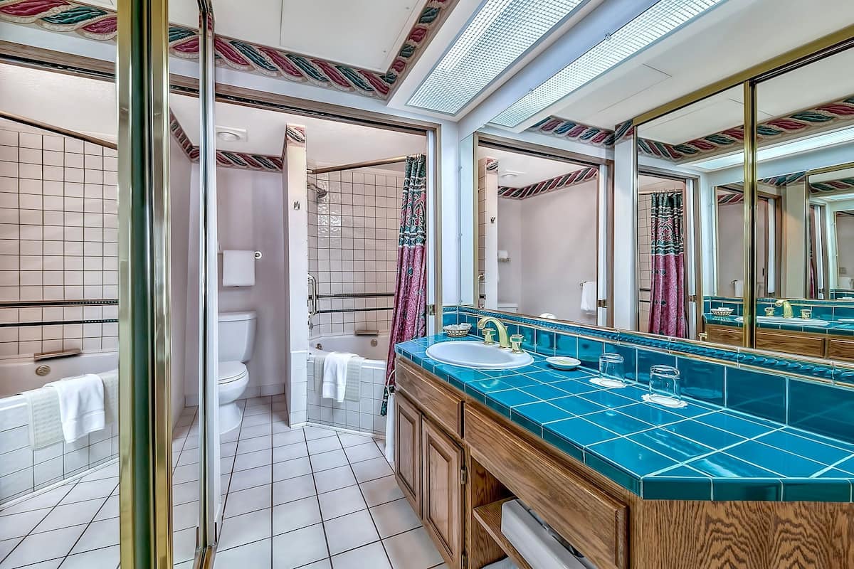 regal king room | bathroom | combined shower/bathtub, hair dryer, towels