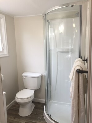 Cottage, 1 Queen Bed | Bathroom