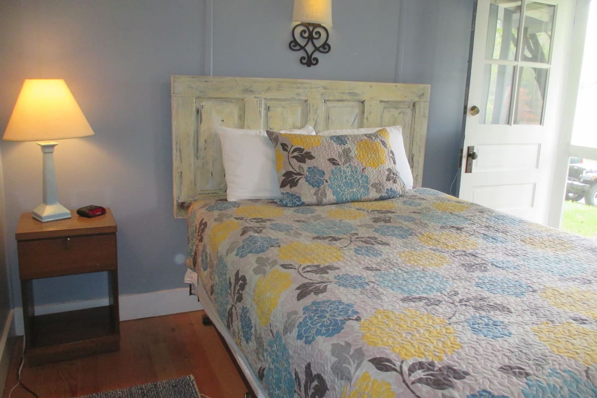 Cottage, 1 Queen Bed | Individually decorated, individually furnished, soundproofing