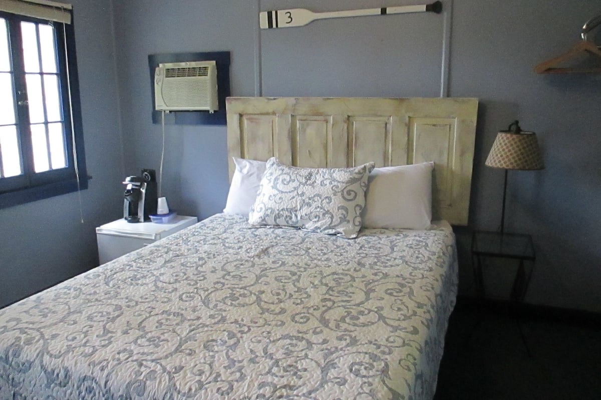 Cottage, 1 Queen Bed | Individually decorated, individually furnished, soundproofing