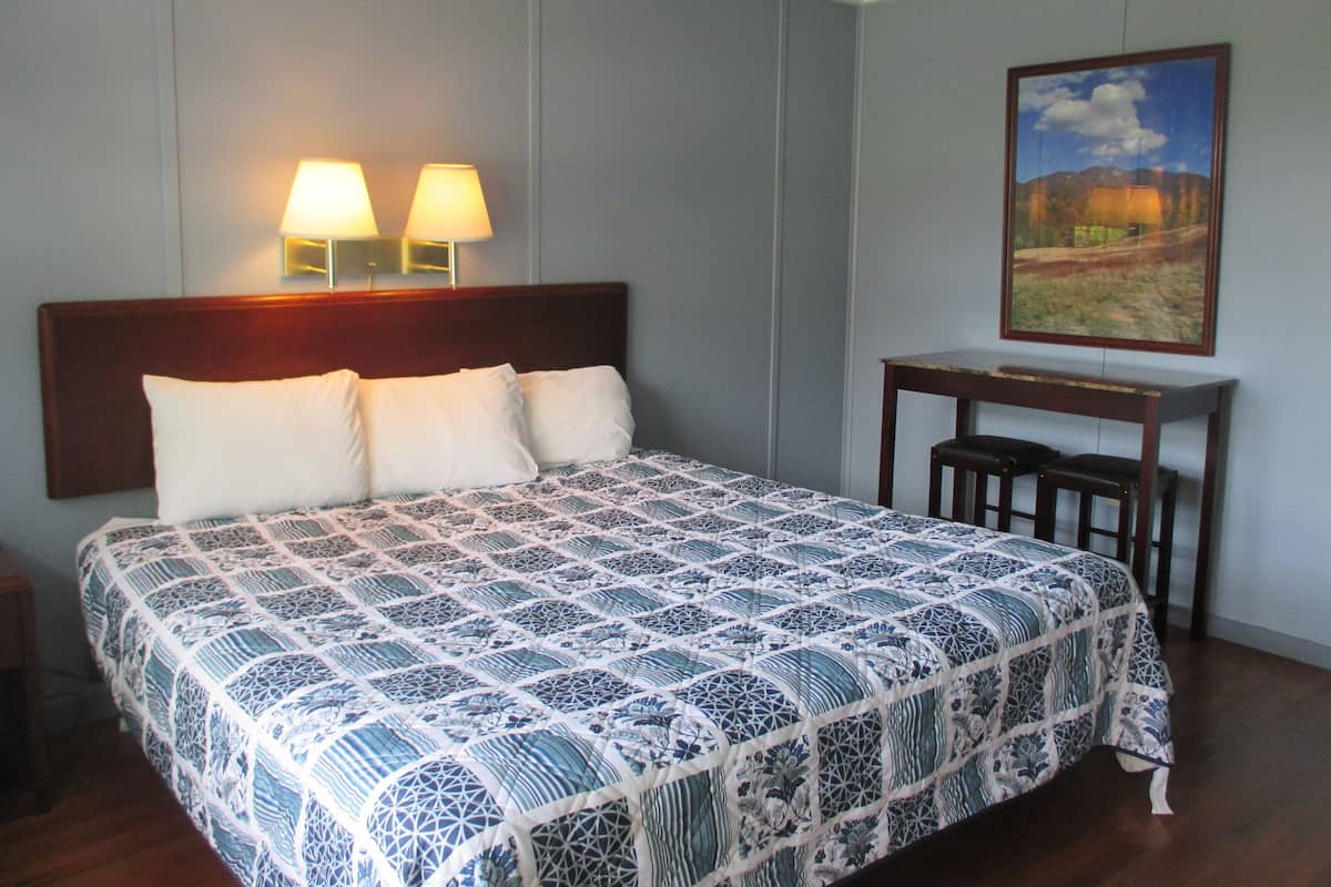 Standard Room, 1 King Bed | Individually decorated, individually furnished, soundproofing