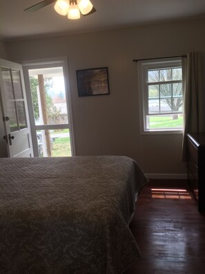 Individually decorated, individually furnished, soundproofing - The Blair House (Lake George)