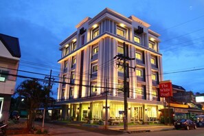 Front of property – evening/night - The White Pearl Hotel (Krabi)