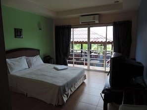 Air-con Double Room with Balcony | ผ้าม่านกันแสง, เตียงเสริม/เปล, Wi-Fi ฟรี