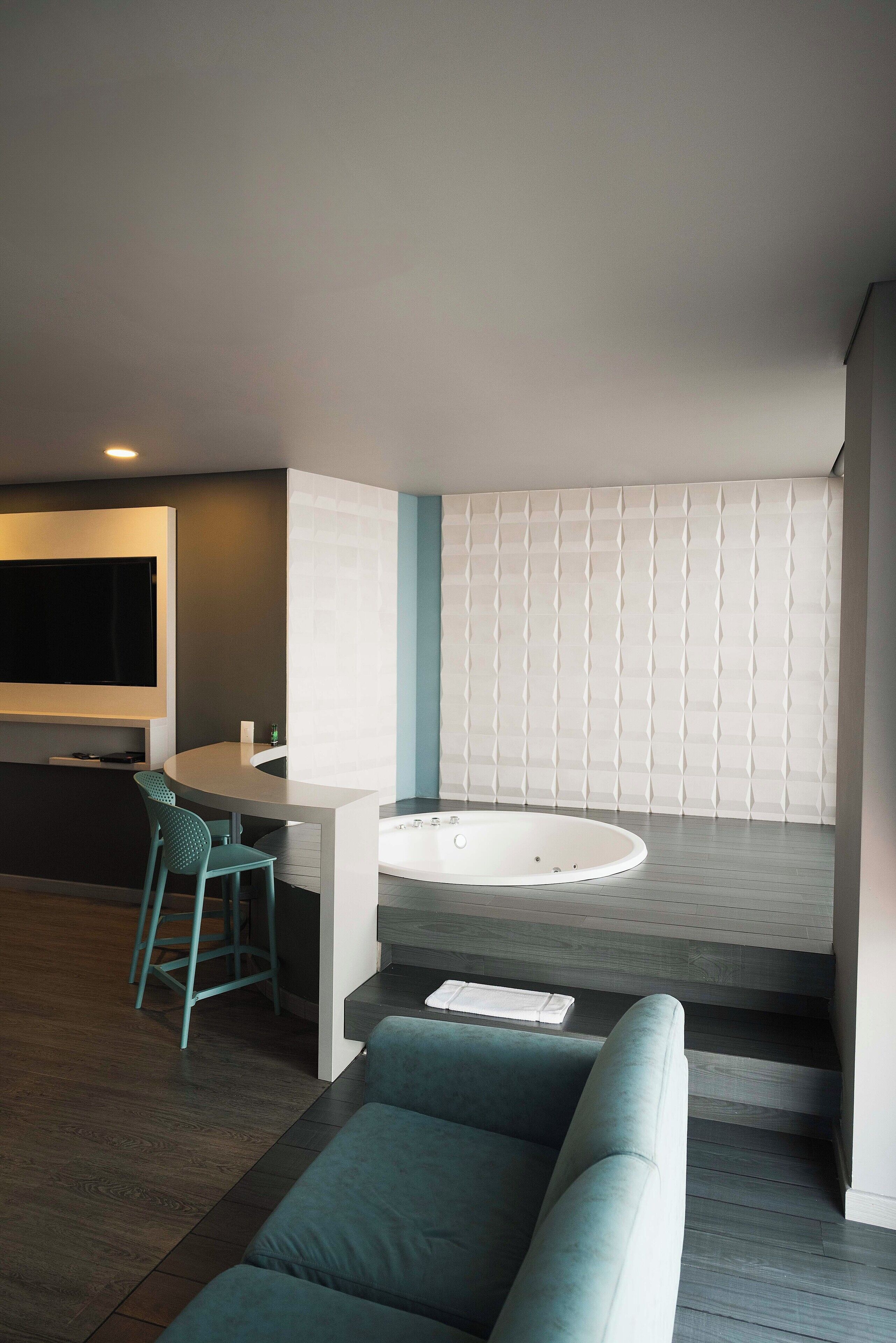 executive studio suite | 1 bedroom, premium bedding, minibar, in-room safe