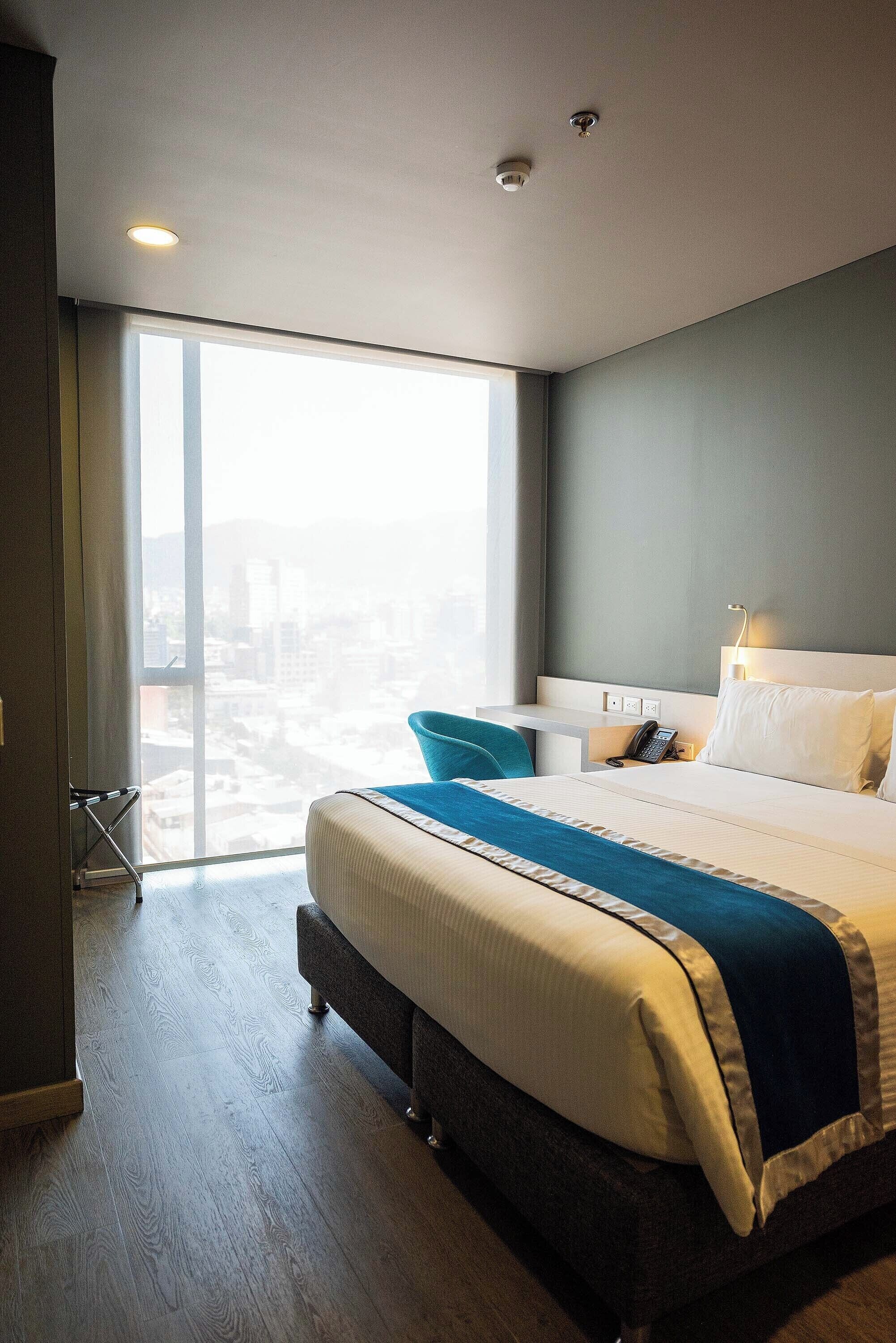 standard double room | 1 bedroom, premium bedding, minibar, in-room safe