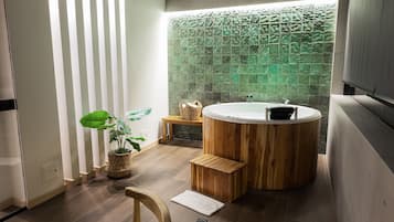 Studio Suite Mewah | Bathtub spa pribadi