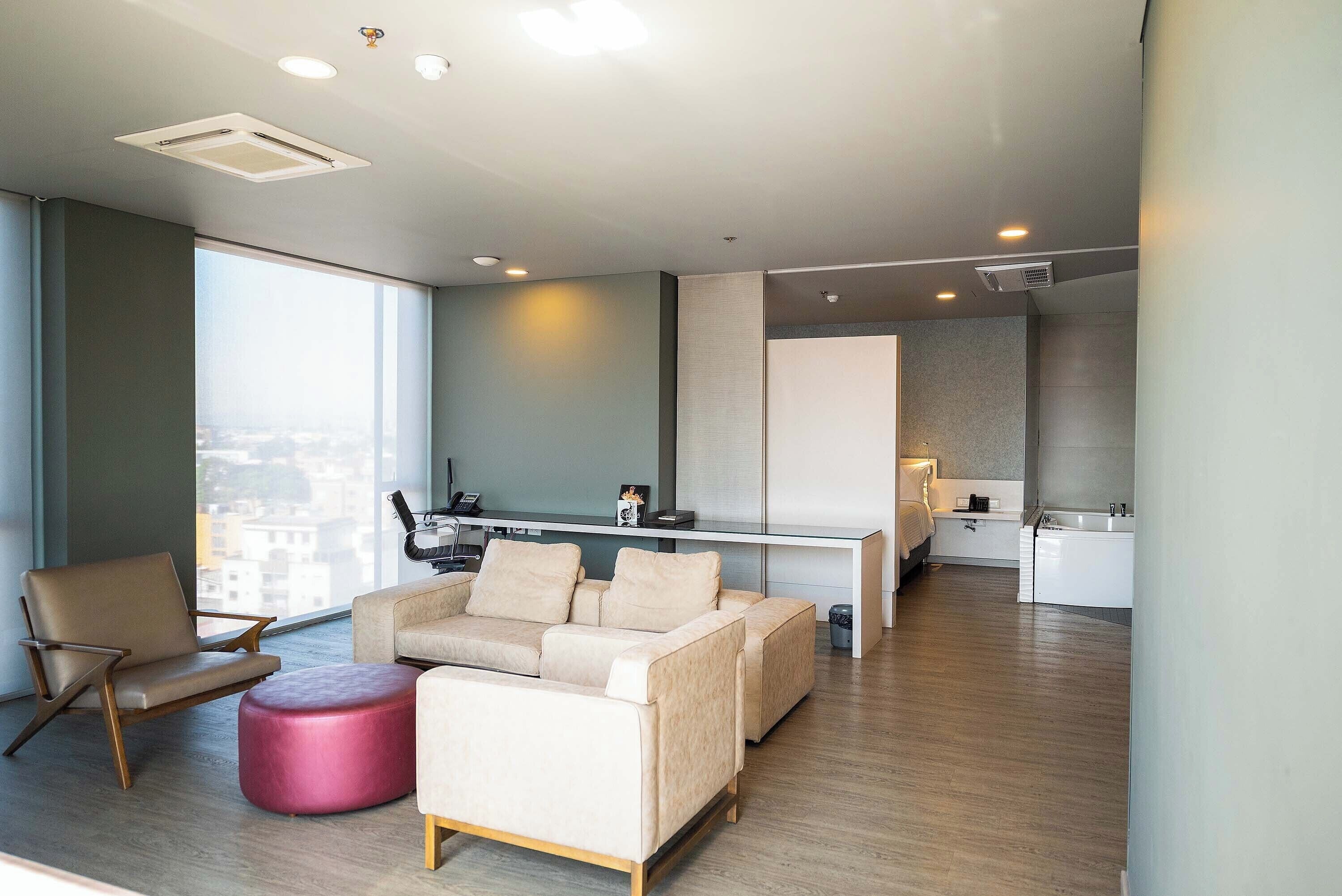 deluxe studio suite | living area | flat-screen tv