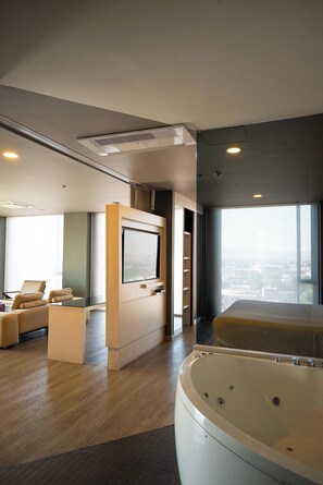 Deluxe-Studiosuite | Hochwertige Bettwaren, Minibar, Zimmersafe, Schreibtisch