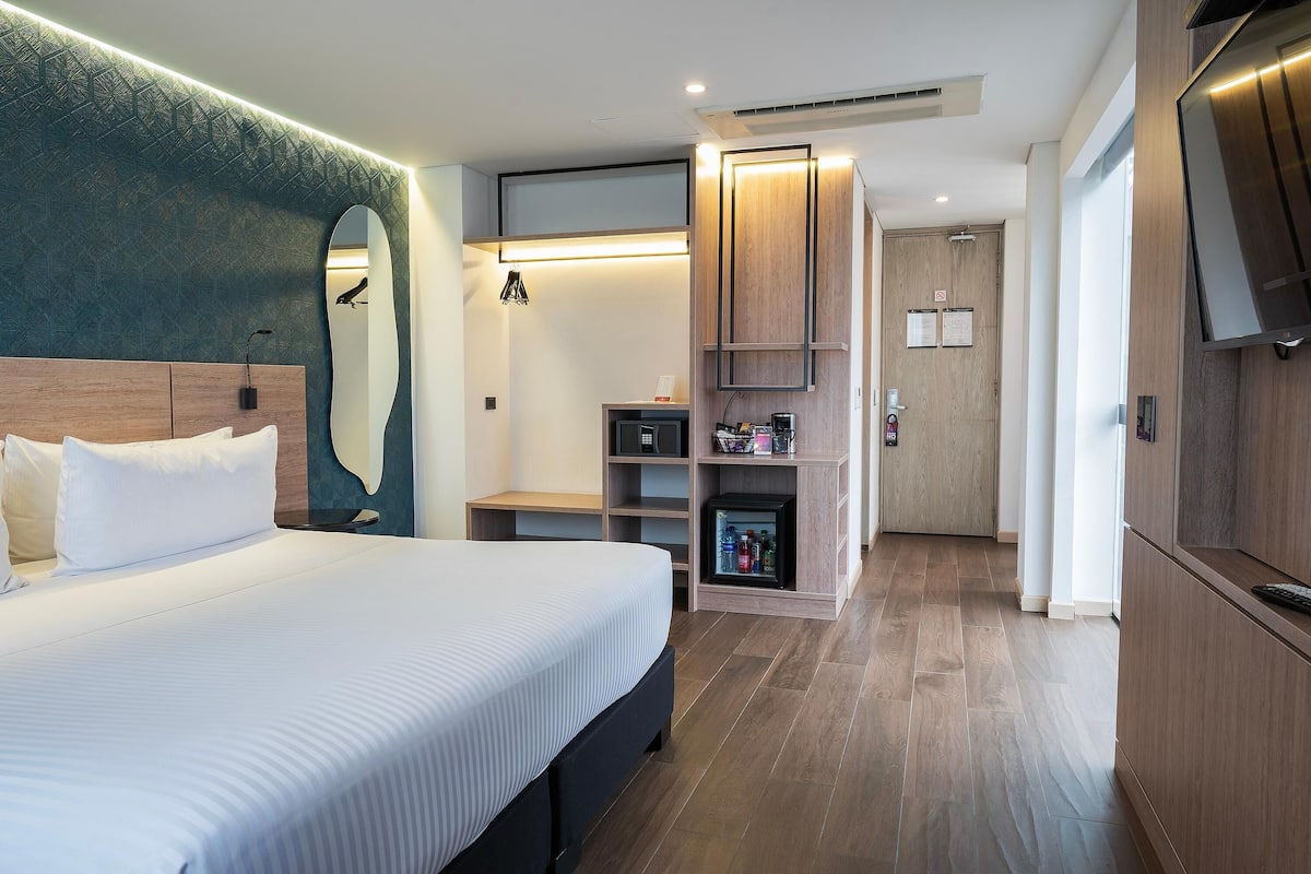 Premium bedding, minibar, in-room safe, desk