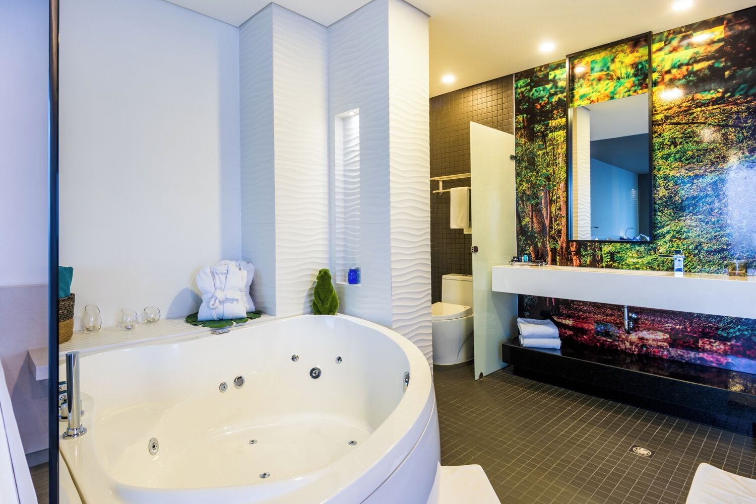 deluxe studio suite | bathroom | free toiletries, hair dryer, towels