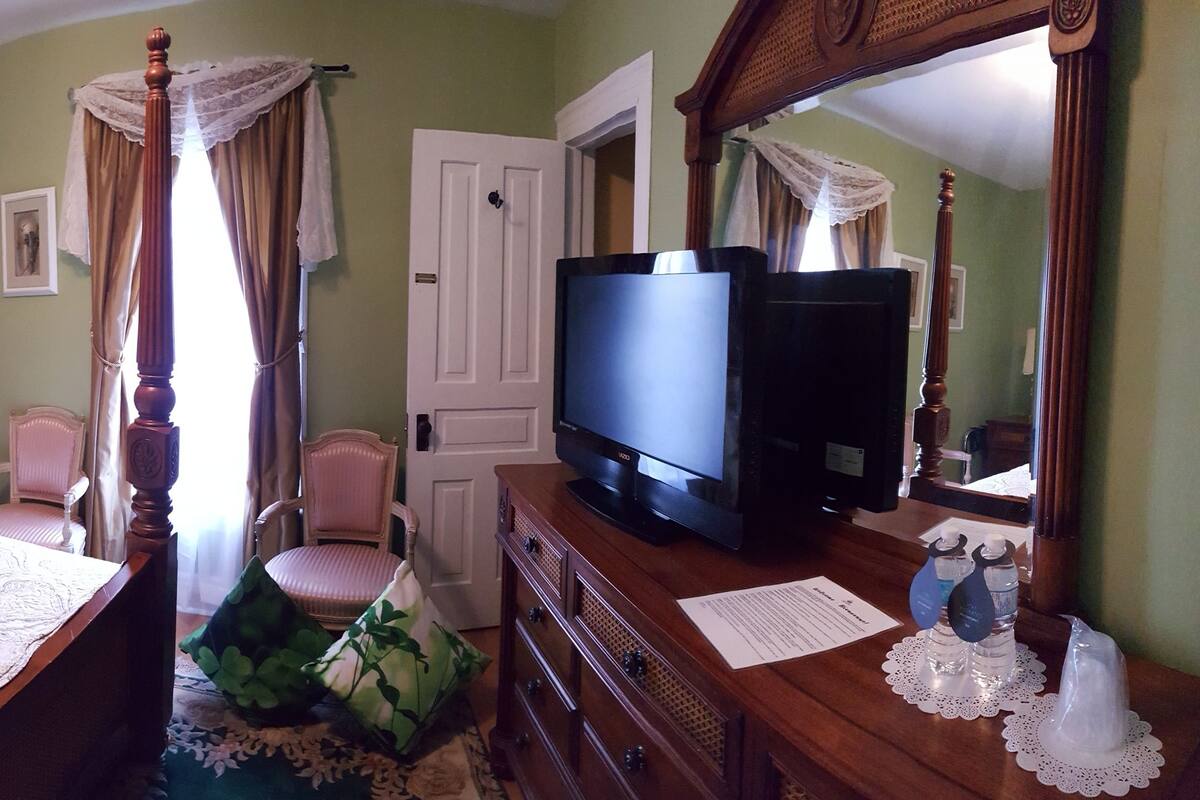 1 bedroom, Egyptian cotton sheets, Select Comfort beds