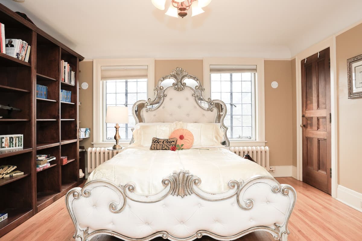 Deluxe Room, 2 Queen Beds (Masters Suite) | Biancheria da letto di alta qualità, con stile personalizzato