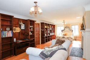 Premium bedding, individually decorated, individually furnished - Stone Chalet B&B Inn and Event Center (Ann Arbor)