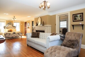 Premium bedding, individually decorated, individually furnished - Stone Chalet B&B Inn and Event Center (Ann Arbor)