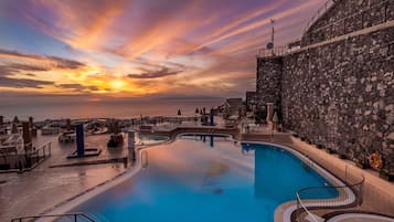 Outdoor pool, pool umbrellas, sun loungers