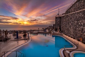 Outdoor pool, pool umbrellas, pool loungers - Kn Aparthotel Panoramica Heights (Adeje)