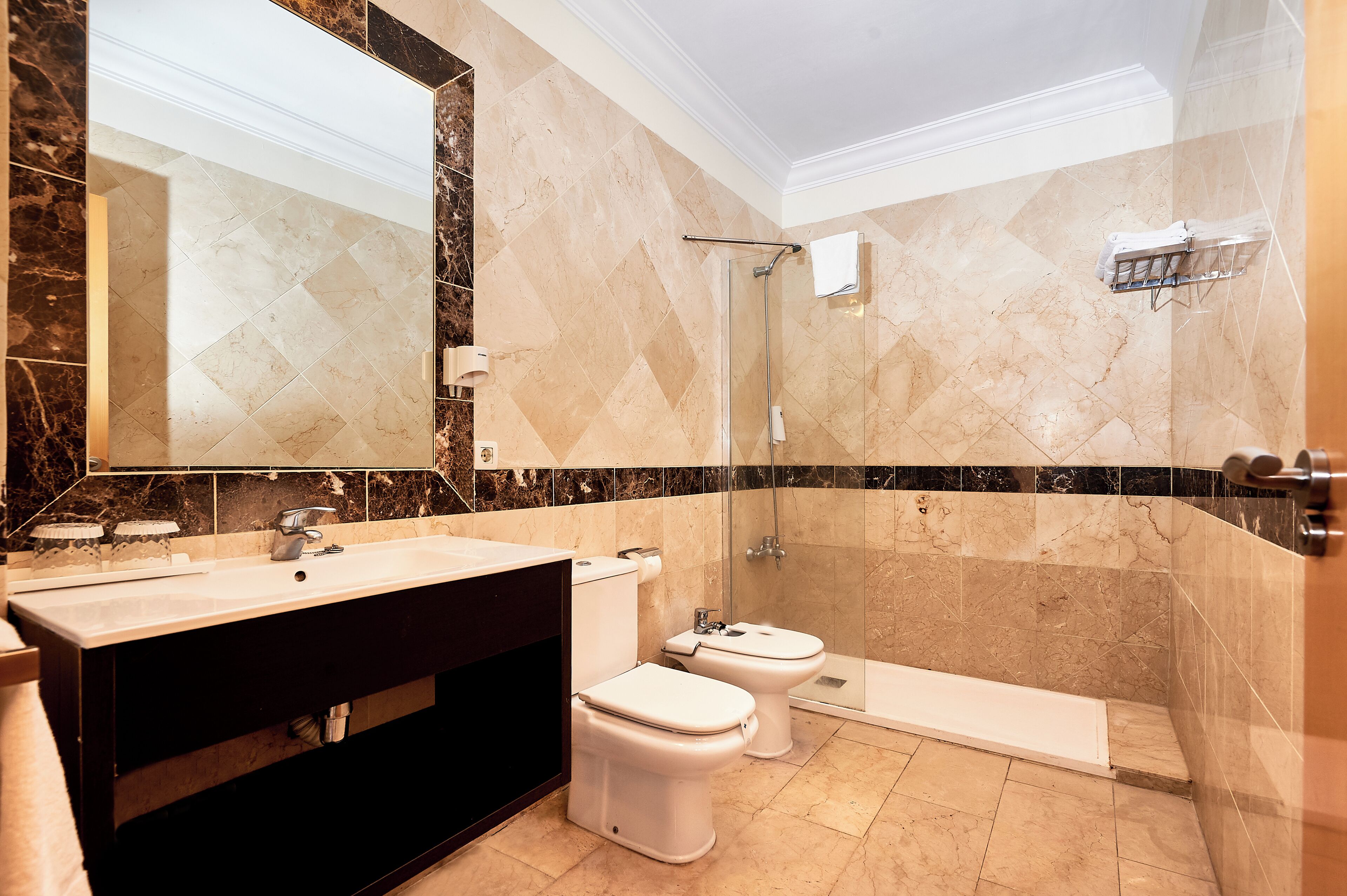 Een douche, gratis toiletartikelen, een haardroger, handdoeken