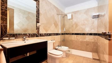 Een douche, gratis toiletartikelen, een haardroger, handdoeken