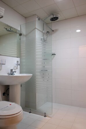 Shower, free toiletries, hair dryer, bathrobes - Seoul City Hotel (Seoul)