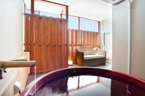 Separate tub and shower, spring water tub, free toiletries, hair dryer