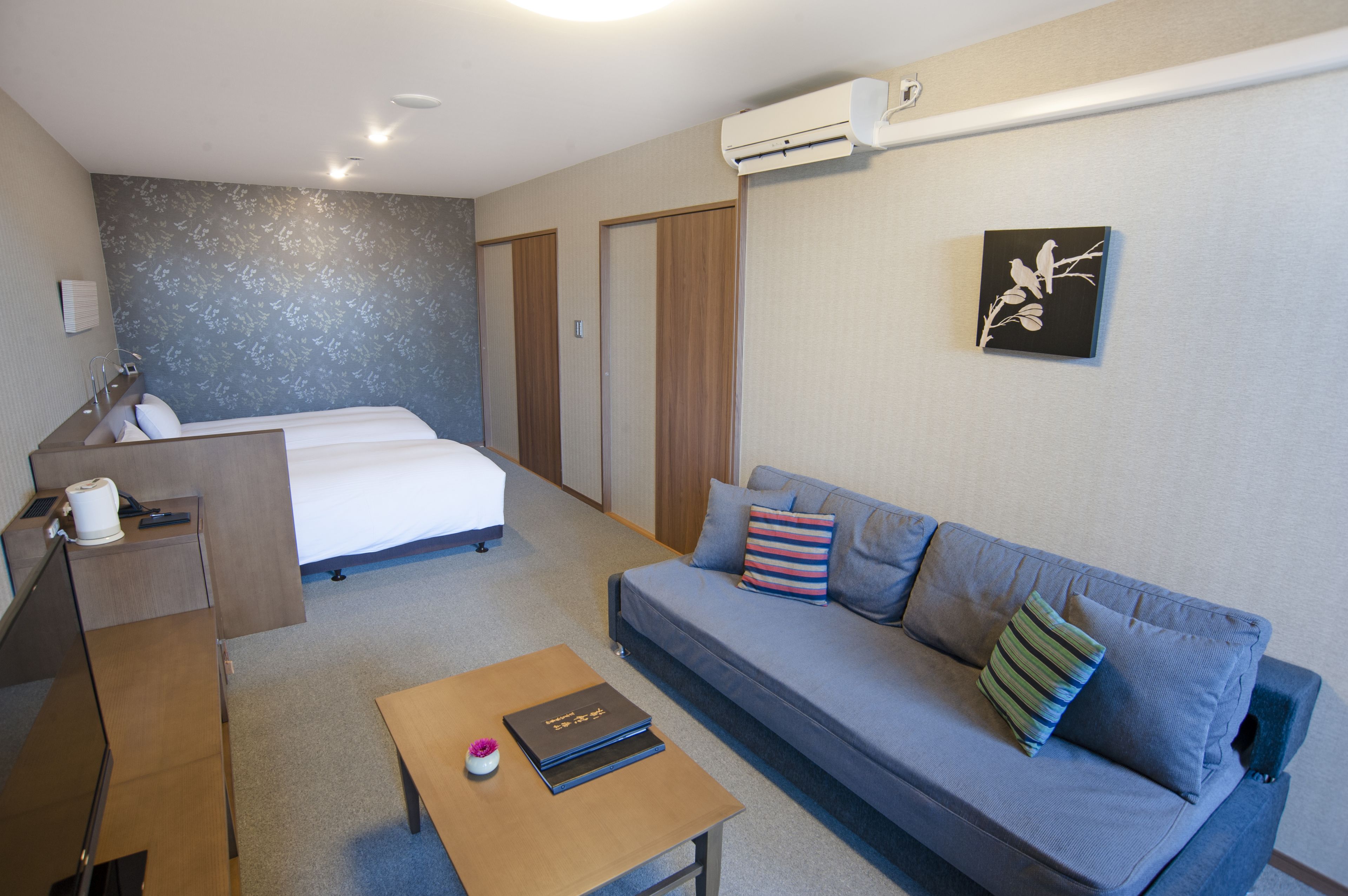standard twin room | living area | flat-screen tv