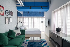 Corner Deluxe Room | Premium bedding, minibar, in-room safe, soundproofing - Southside by Ovolo (Hong Kong)