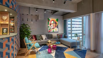 Executive suite | Luxe beddengoed, een minibar, een kluis op de kamer, geluiddichte muren