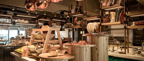 Petit déjeuner continental (100 HKD par personne)