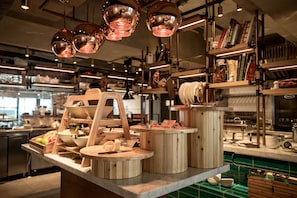 Petit déjeuner continental (100 HKD par personne)