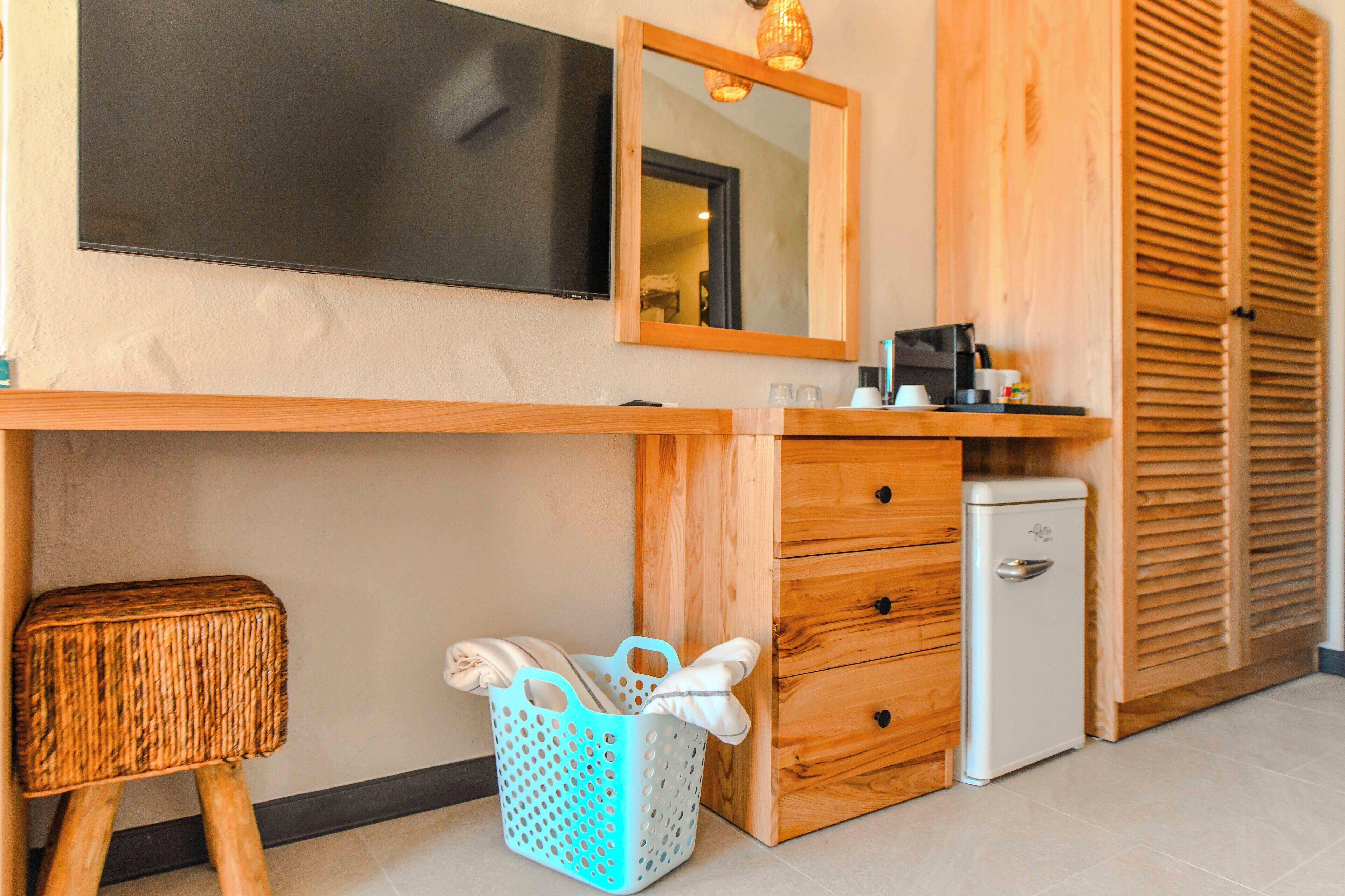 deluxe double room, 1 queen bed, non smoking, pool view | 1 bedroom, minibar, in-room safe, laptop workspace