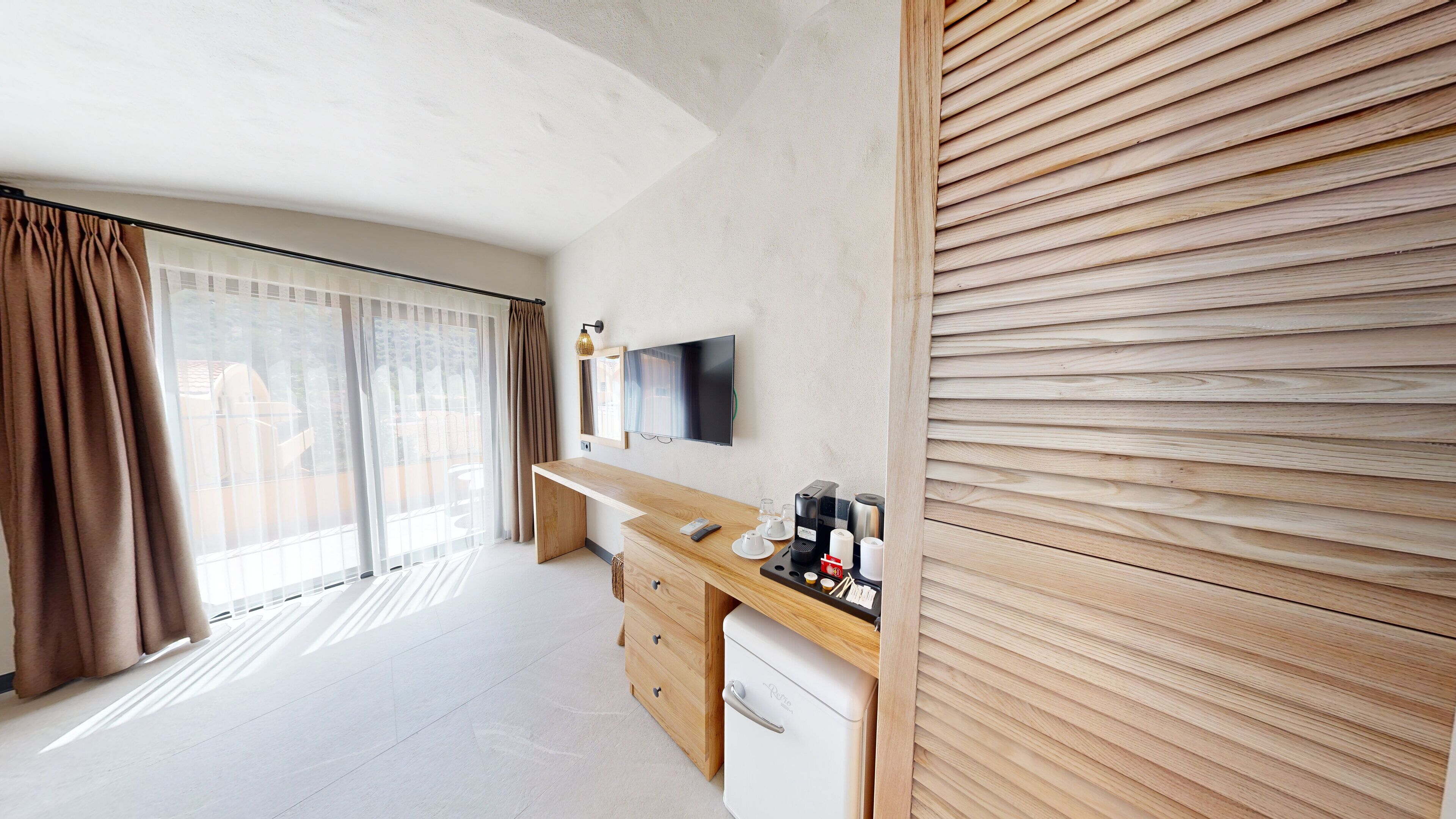 grand double room, 1 queen bed with sofa bed, non smoking, city view | 1 bedroom, minibar, in-room safe, laptop workspace