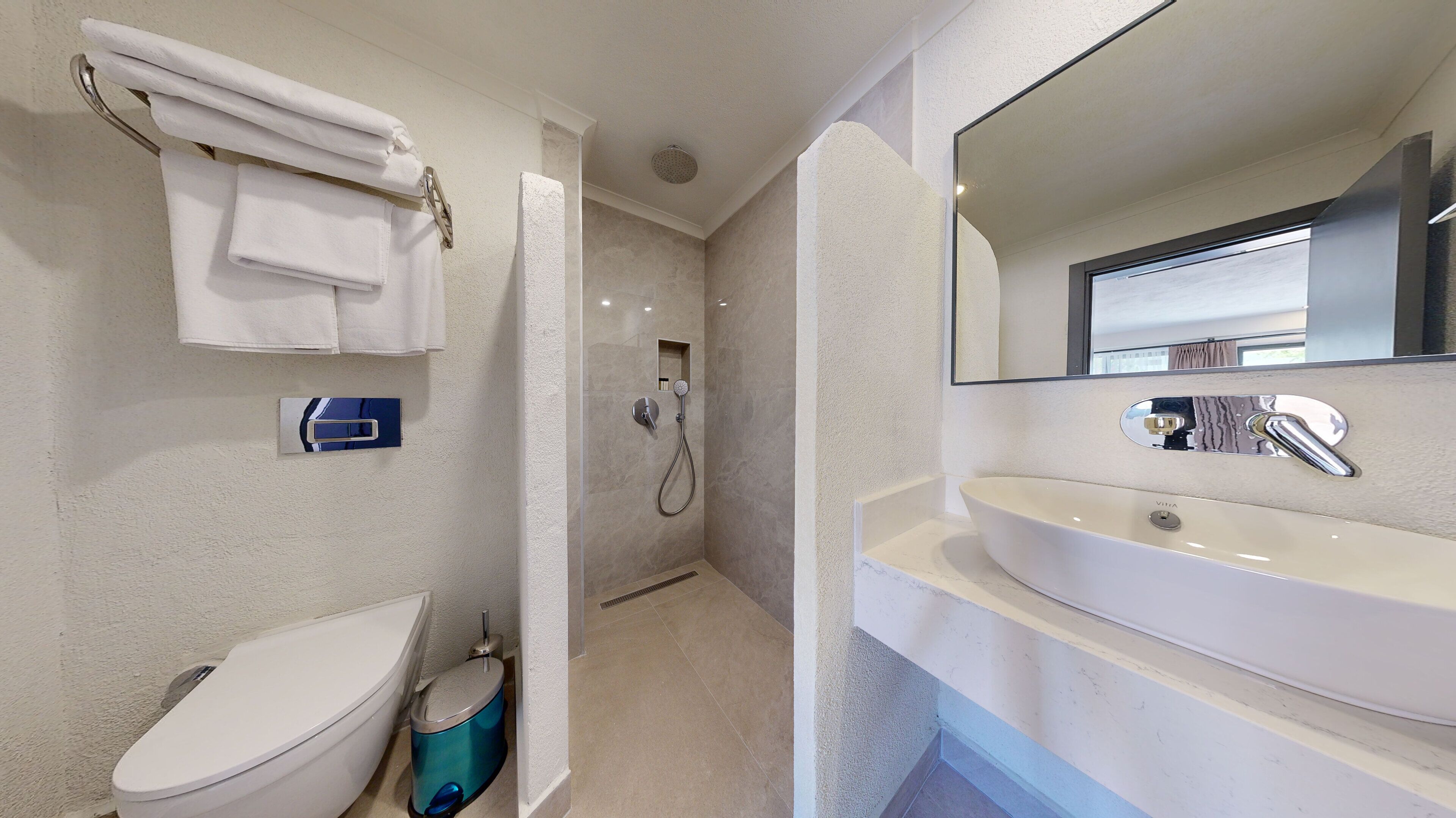 junior double room, ground floor | bathroom | shower, free toiletries, hair dryer, bathrobes