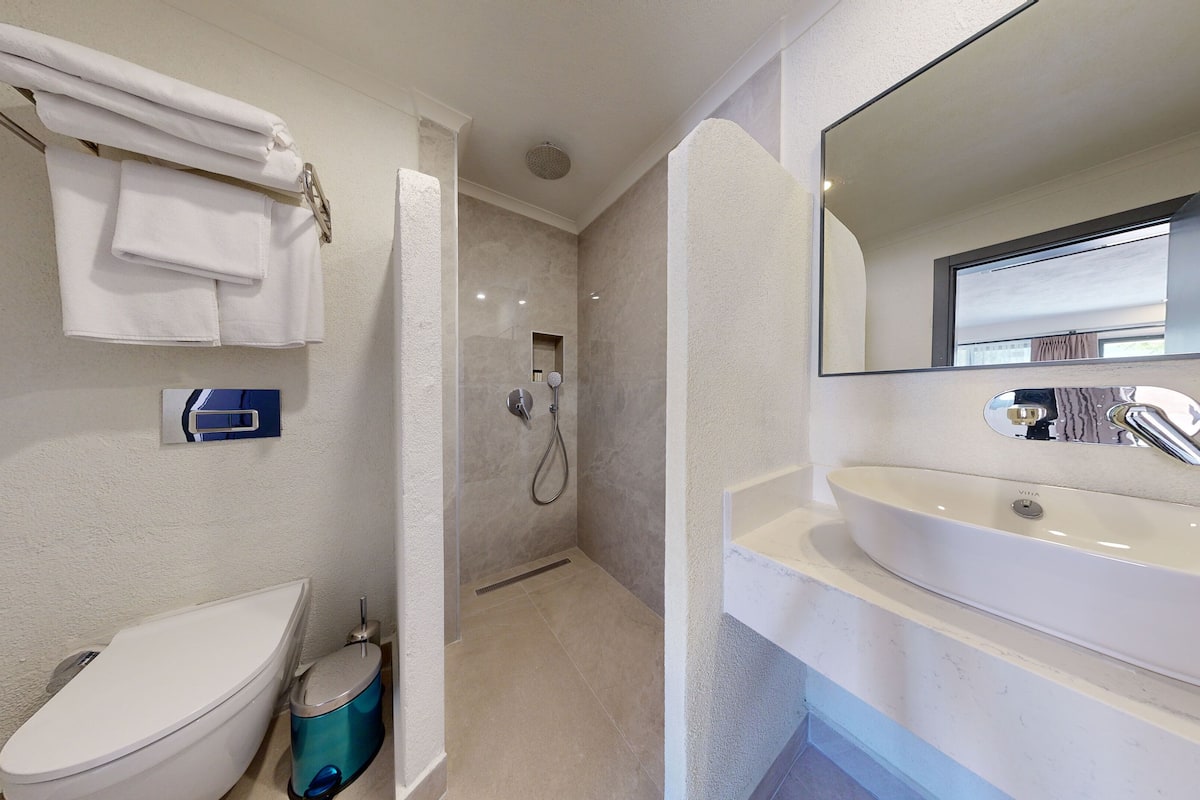 junior double room, ground floor | bathroom | shower, free toiletries, hair dryer, bathrobes