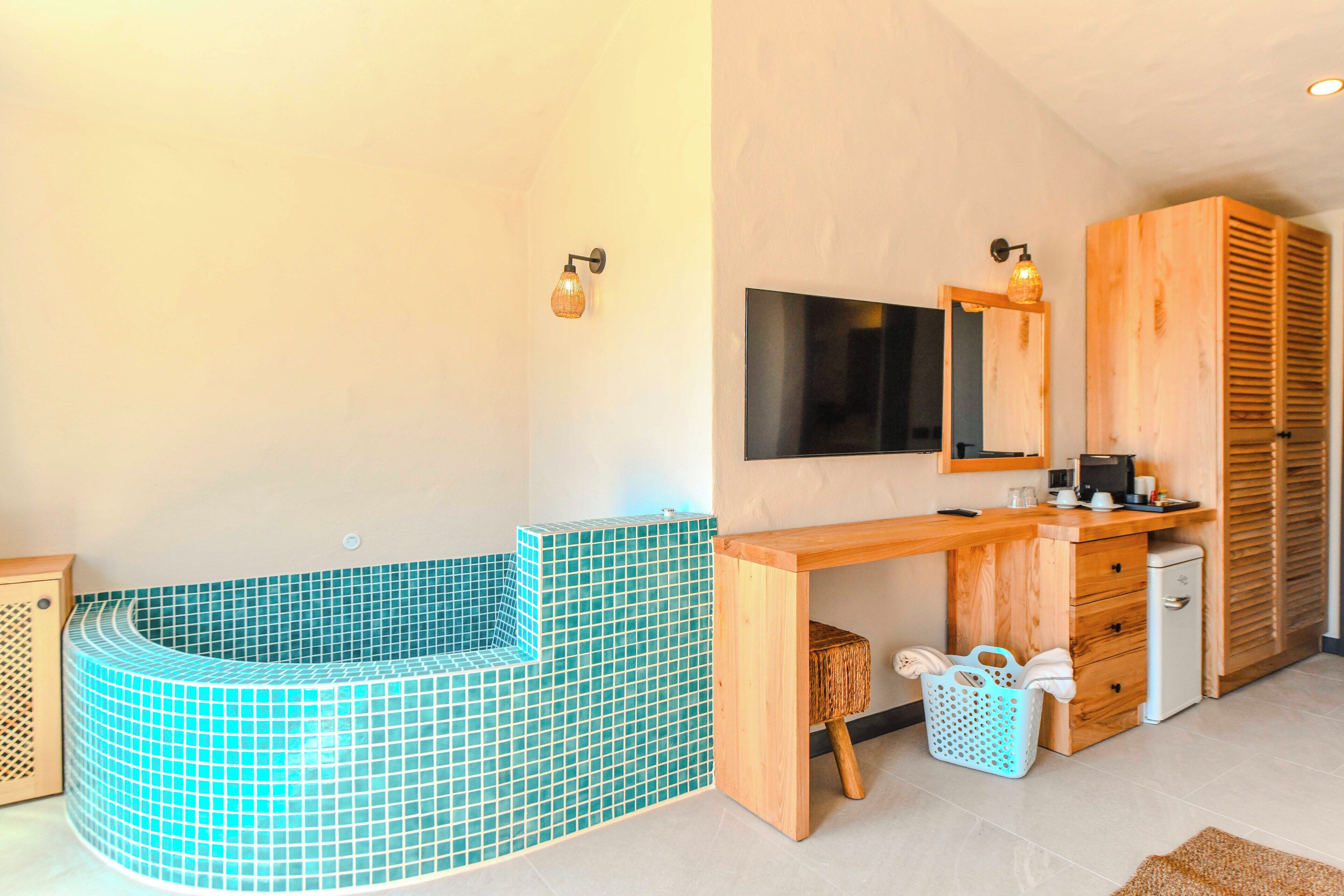 exclusive double room, 1 queen bed, non smoking | 1 bedroom, minibar, in-room safe, laptop workspace