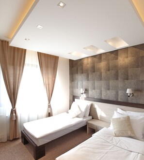 Minibar, in-room safe, desk, blackout curtains - Hotel Vozarev (Belgrade)