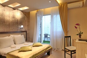 Habitación doble, terraza | Minibar, caja fuerte, escritorio y cortinas opacas