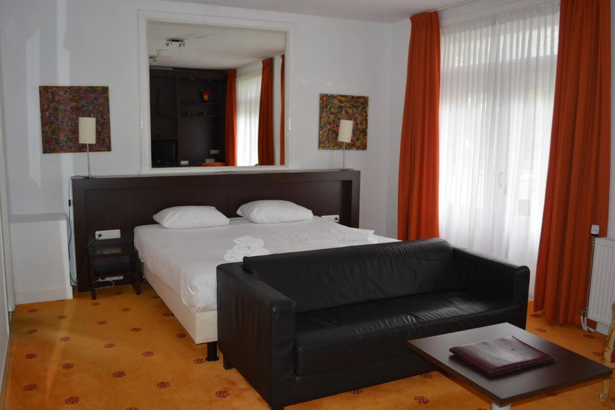 Suite | Desk, cots/infant beds, rollaway beds, free WiFi